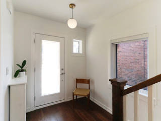 Oakwood Village House, Solares Architecture Solares Architecture Eclectic style corridor, hallway & stairs Wood White