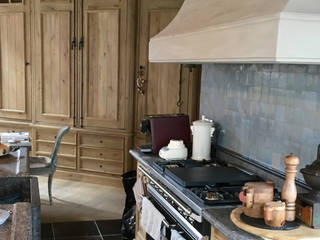 Imposante Landhausküche aus Eiche , Charme de Provence Charme de Provence Einbauküche Holz