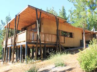 CASA DE FARDOS, FUNDO MILLACO, PICHILEMU, KIMCHE ARQUITECTOS KIMCHE ARQUITECTOS Rustic style houses