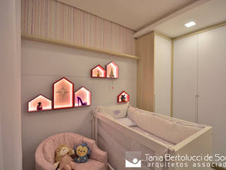 Residência Quintino Bocaiúva - Dormitório Bebê, Tania Bertolucci de Souza | Arquitetos Associados Tania Bertolucci de Souza | Arquitetos Associados Baby room