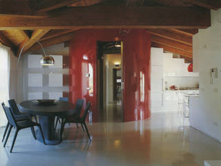 Mansarda Como, DELFINETTIDESIGN DELFINETTIDESIGN Moderne Wohnzimmer Holz Rot