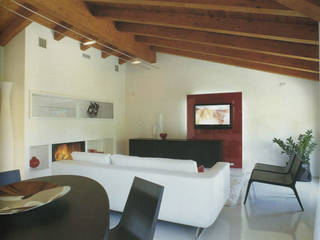 Mansarda Como, DELFINETTIDESIGN DELFINETTIDESIGN Moderne Wohnzimmer Holz Rot