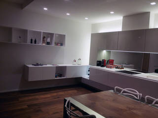 Appartamento Seregno, DELFINETTIDESIGN DELFINETTIDESIGN モダンデザインの ダイニング 木 白色