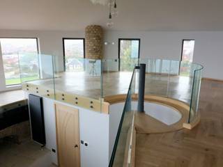 Glass balustrade for mezzanine floor, Ion Glass Ion Glass Salas de entretenimiento de estilo moderno Vidrio