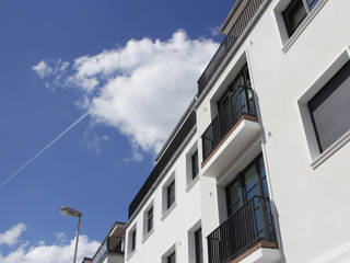 Balkon mit wetterfesten und bildschönen WPC Dielen, MYDECK GmbH MYDECK GmbH Moderner Balkon, Veranda & Terrasse Holz-Kunststoff-Verbund Braun