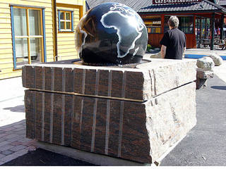 Kugelbrunnen Granit mit schwimmender Kugel, Schwebende Objekte, Manufaktur von Doberstein Manufaktur von Doberstein Gewerbeflächen Granit