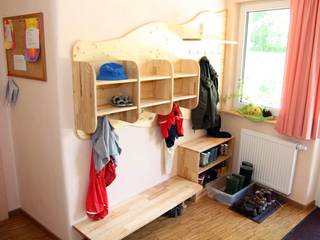 Kindergarderobe mit geschwungenen Formen für Waldorf – Kindertagesstätte, Möbelschreinerei Jürgen Burkhardt Möbelschreinerei Jürgen Burkhardt 컨트리스타일 아이방 우드 우드 그레인