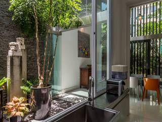 ONAN ROAD SHOPHOUSE, EZRA Architects EZRA Architects Modern corridor, hallway & stairs