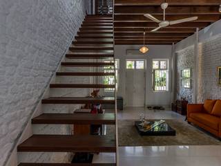 ONAN ROAD SHOPHOUSE, EZRA Architects EZRA Architects 모던스타일 복도, 현관 & 계단