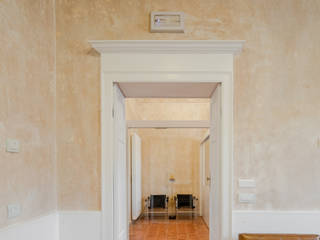 Palazzetto Ottocentesco, Sassari, Officina29_ARCHITETTI Officina29_ARCHITETTI Classic style corridor, hallway and stairs