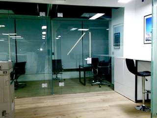 ACCESOS DE CRISTAL TEMPLADO EN UNA SOLA PIEZA Y UNA PUERTA , INSU GLASS SA DE CV INSU GLASS SA DE CV Commercial spaces