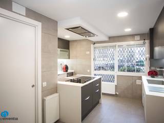 Reforma de cocina y cuarto de baño en Sitges, Grupo Inventia Grupo Inventia Built-in kitchens Wood-Plastic Composite