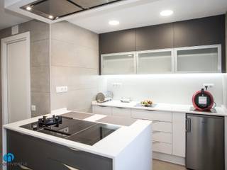 Reforma de cocina y cuarto de baño en Sitges, Grupo Inventia Grupo Inventia システムキッチン 木材・プラスチック複合ボード