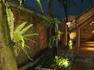 JULLIE CIBUBUR, sony architect studio sony architect studio Tropical style garden