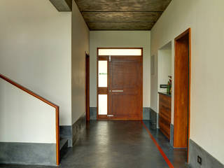 Tropical home 1, Studio Nirvana Studio Nirvana Tropical style corridor, hallway & stairs concrete,cement,oxide flooring