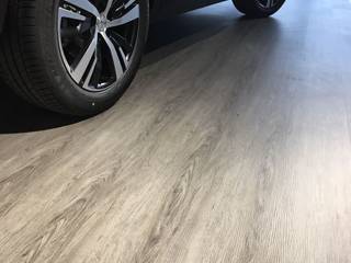 Pavimento in vinile effetto legno in autosalone, ONLYWOOD ONLYWOOD Commercial spaces Engineered Wood Transparent