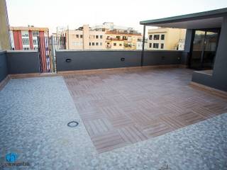 Reforma de terraza en calle Vilamarí de Barcelona, Grupo Inventia Grupo Inventia モダンデザインの テラス タイル