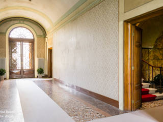 C'ERA UNA VOLTA, federica basalti home staging federica basalti home staging Classic style corridor, hallway and stairs