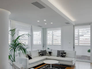 Modern penthouse | Attico moderno Shades of white and teak, DomECO DomECO Modern living room ٹھوس لکڑی White
