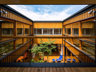 中一の沢・光庭のある家, 中山大輔建築設計事務所/Nakayama Architects 中山大輔建築設計事務所/Nakayama Architects Eclectic style balcony, veranda & terrace