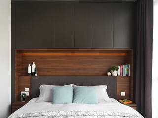 homify Minimalistische Schlafzimmer Holz Schwarz Betten und Kopfteile