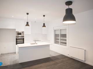 Reforma integral en calle Loreto de Barcelona, Grupo Inventia Grupo Inventia Built-in kitchens Wood-Plastic Composite