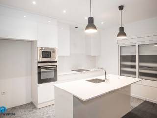 Reforma integral en calle Loreto de Barcelona, Grupo Inventia Grupo Inventia Built-in kitchens Wood-Plastic Composite