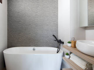 homify Scandinavian style bathrooms Grey Bathtubs & showers
