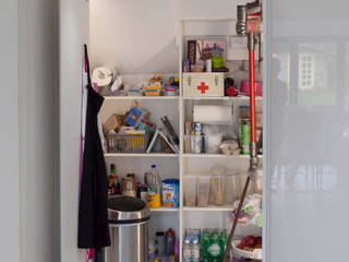 Henley On Thames - Handleless Glass Kitchen cu_cucine Moderne Küchen built in pantry,walk in pantry,walk in storage