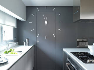 Kitchen Room Wall Styling, Just For Clocks Just For Clocks Cocinas modernas: Ideas, imágenes y decoración Hierro/Acero