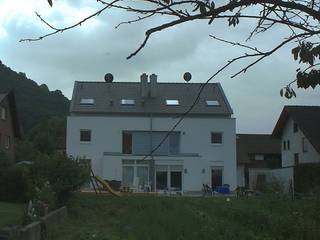 Niedrigenergie-Doppelhaus in Bad Neuenahr-Ahrweiler, ritter architekten ritter architekten Moderne Häuser Weiß