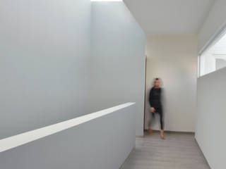 Casa Juriquila, AWA arquitectos AWA arquitectos Minimalist corridor, hallway & stairs