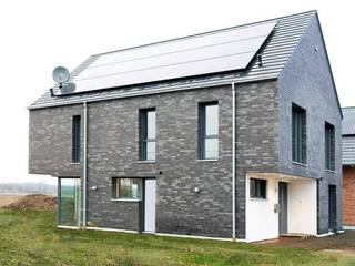 Neubau eines technikaffinen Einfamilienhaus, STRICK Architekten + Ingenieure STRICK Architekten + Ingenieure 地板