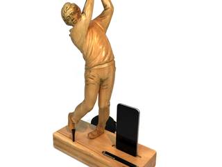 Dockingstation, Ladestation, Golfspieler, Pokal, Trophäe, aus Lindenholz und Ebenholz für ein Apple iPhone 6, 6S, 6 Plus, 8, 8 Plus und X, STATION4YOU STATION4YOU Oficinas y bibliotecas de estilo ecléctico Madera Acabado en madera