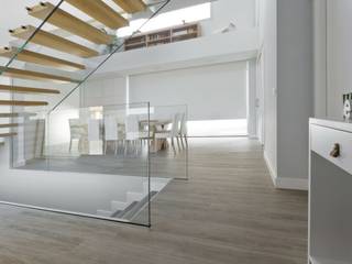 Estores enrollables en vivienda minimalista, Saxun Saxun Столовая комната в стиле минимализм