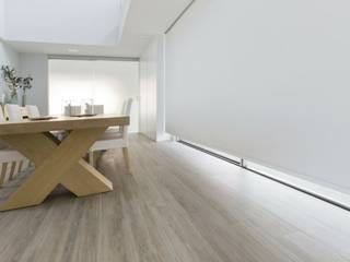 Estores enrollables en vivienda minimalista, Saxun Saxun Minimalistische Esszimmer