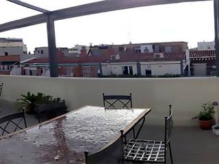 Terraza ático en Madrid: de triste y aburrida a llena de vida y frescor, AIR GARDEN AIR GARDEN Moderner Balkon, Veranda & Terrasse