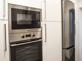 Reforma integral en calle Menorca de Barcelona, Grupo Inventia Grupo Inventia Built-in kitchens Wood-Plastic Composite