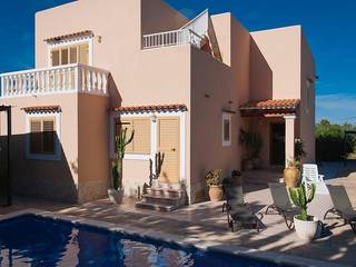 Villa in Jesus Ibiza, FHS Casas Prefabricadas FHS Casas Prefabricadas Moradias Prata/Ouro Amarelo