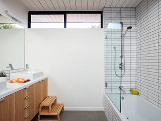 Mid-Mod Eichler Addition Remodel by Klopf Architecture, Klopf Architecture Klopf Architecture Modern bathroom