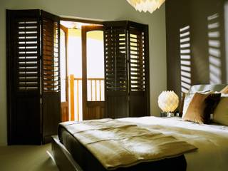 Bedroom Shutters, S:CRAFT S:CRAFT Klassieke slaapkamers Massief hout Bruin