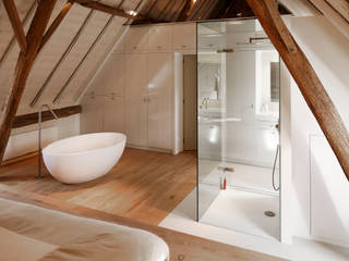 Droomhuis in Rijksmonumentale boerderij, ODM architecten - erfgoed & architectuur ODM architecten - erfgoed & architectuur Casas de banho modernas