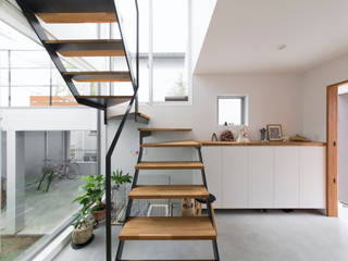 1.5階デッキのある家, ラブデザインホームズ／LOVE DESIGN HOMES ラブデザインホームズ／LOVE DESIGN HOMES Escaleras