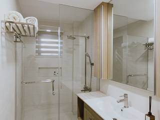 Toilet and Bath Living Innovations Design Unlimited, Inc. 現代浴室設計點子、靈感&圖片