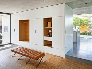 Wohnhaus S, Architekturbüro zwo P Architekturbüro zwo P Modern corridor, hallway & stairs