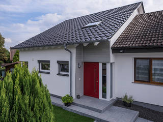 Erweitertes Familienglück, KitzlingerHaus GmbH & Co. KG KitzlingerHaus GmbH & Co. KG Nhà thép tiền chế Gỗ thiết kế White