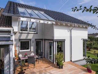 Erweitertes Familienglück, KitzlingerHaus GmbH & Co. KG KitzlingerHaus GmbH & Co. KG Prefabricated home Engineered Wood White