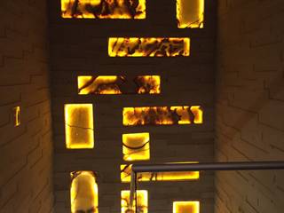 Muro Esaleras en Onix naranja iluminado MEHOMEDECOR Pasillos, vestíbulos y escaleras de estilo moderno Hormigón Ámbar/Dorado