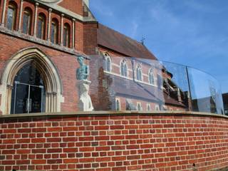 Curved Glass Balustrade War Memorial, Ion Glass Ion Glass مساحات تجارية زجاج