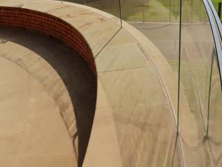 Curved Glass Balustrade War Memorial, Ion Glass Ion Glass مساحات تجارية زجاج